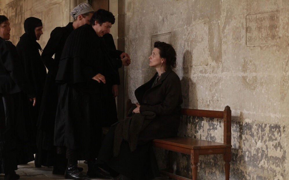 Подпрыгивающая Жюльет Бинош на Берлинском кинофестивале