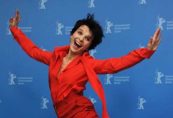 Подпрыгивающая Жюльет Бинош на Берлинском кинофестивале