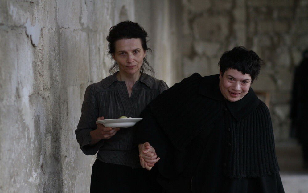 Подпрыгивающая Жюльет Бинош на Берлинском кинофестивале