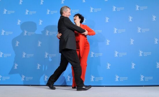 Подпрыгивающая Жюльет Бинош на Берлинском кинофестивале