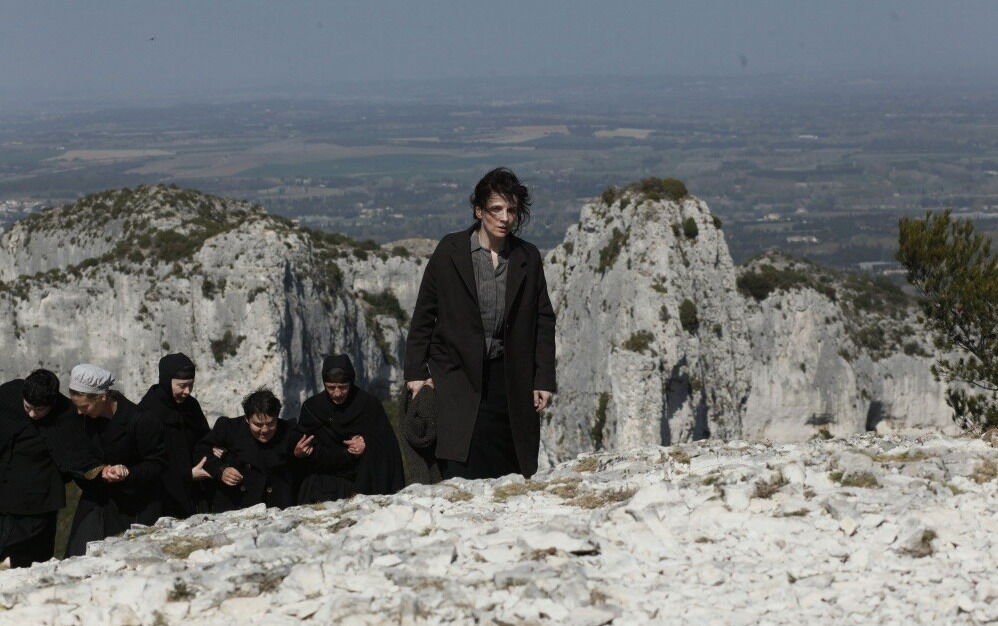 Подпрыгивающая Жюльет Бинош на Берлинском кинофестивале