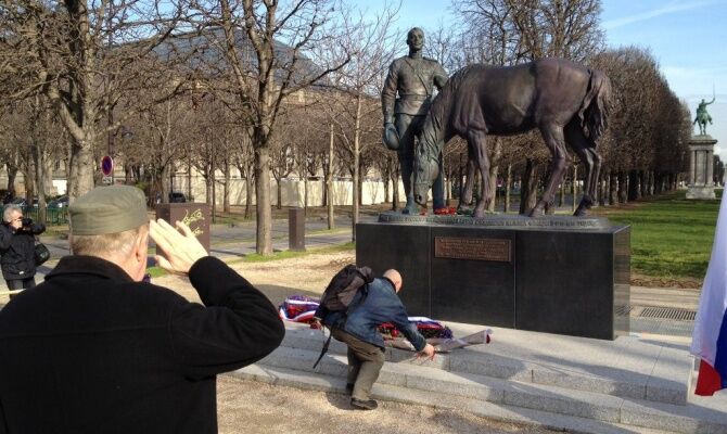 Французы возложили цветы к памятнику, оскверненному сторонниками Pussy Riot