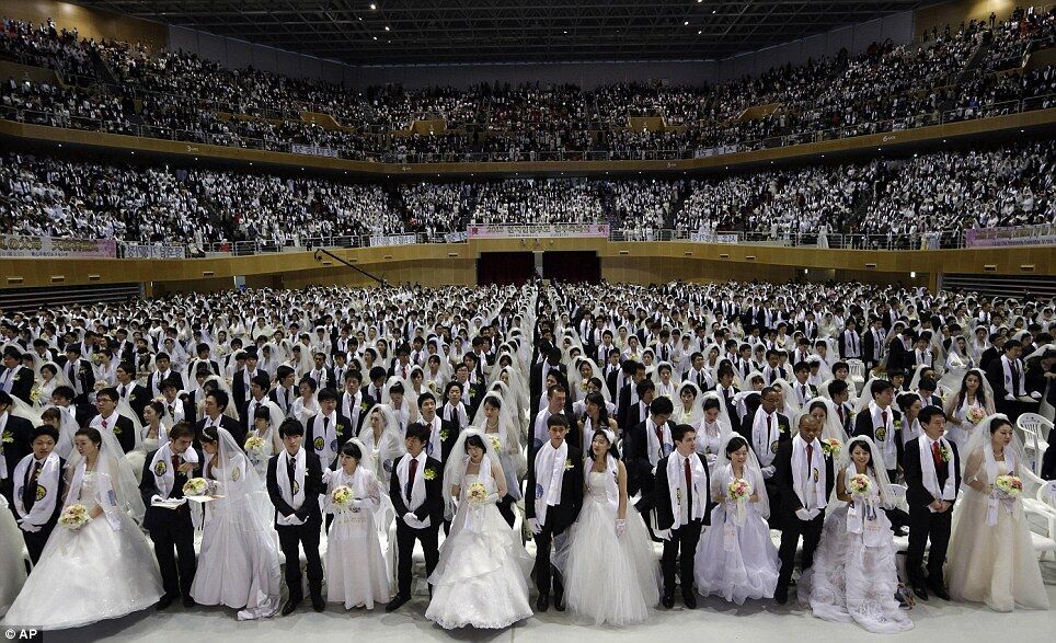 В Южной Корее одновременно поженились 3500 пар со всего мира. Видео