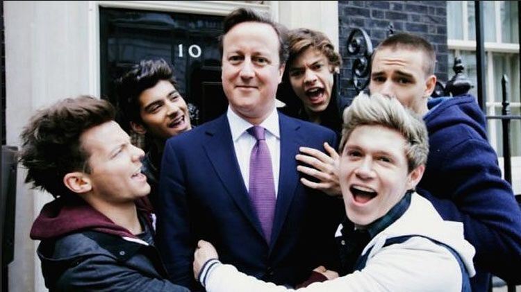 Британский премьер снялся в клипе One Direction