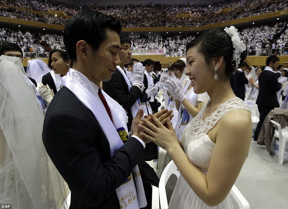 В Южной Корее одновременно поженились 3500 пар со всего мира. Видео