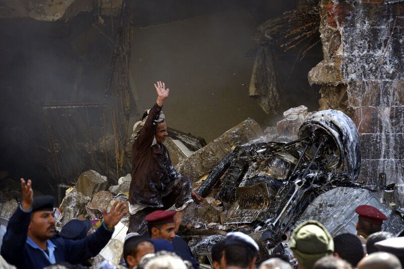 В столице Йемена упал самолет. Фото. Видео