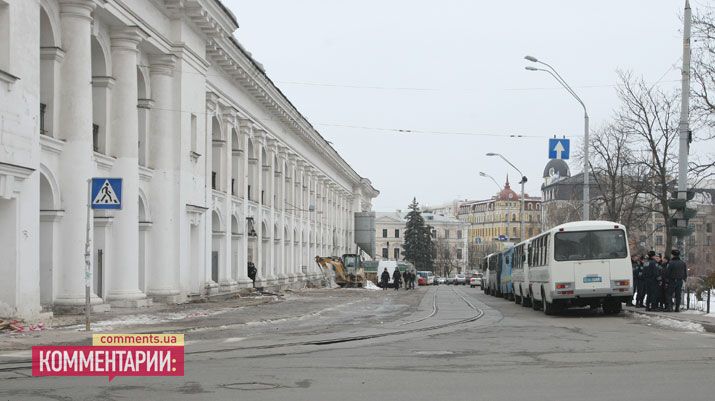 К Гостиному двору пригнали "Беркут" и милицию