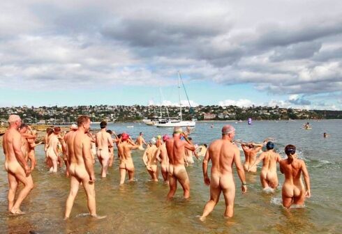 Тысячи нудистов приняли участие в первом мировом заплыве. Фото