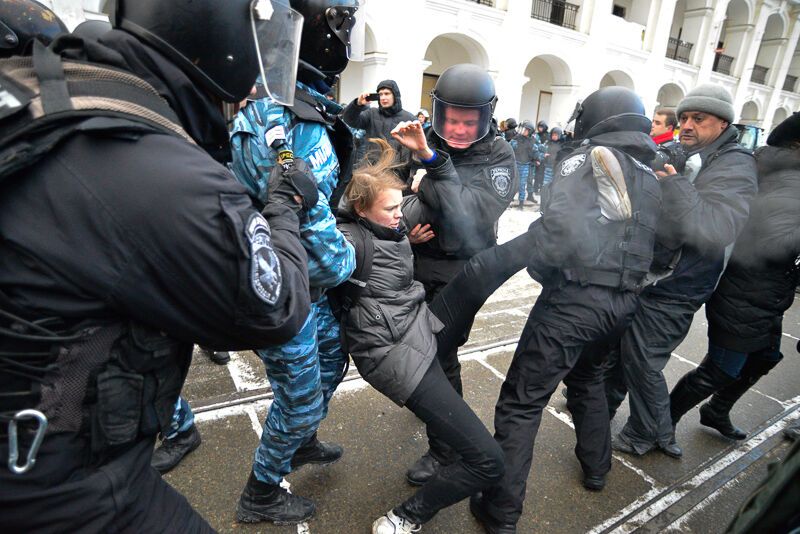 Милиция жалуется на напряженную ситуацию в Гостином дворе. Видео