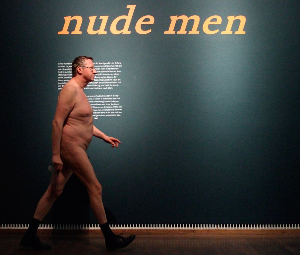 У Відні нудистів запустили в музей дивитися на голих чоловіків. Фото. Відео