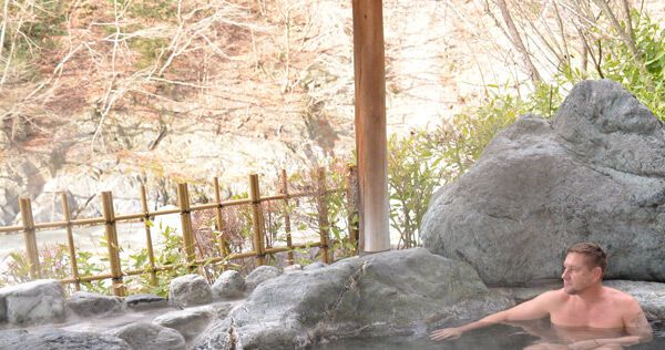 Онсен – японский бассейн с горячей водой из термального источника
