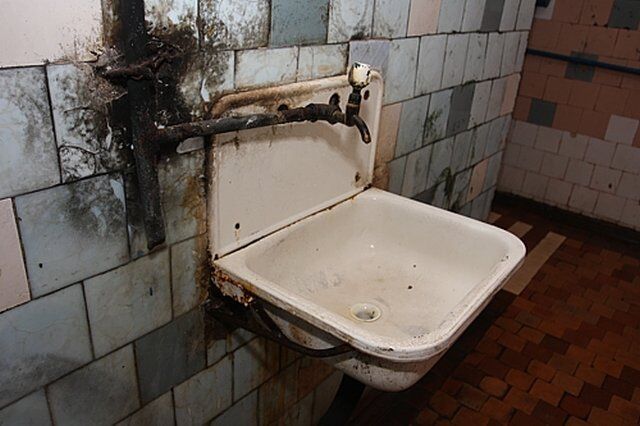 Власти Чернигова заработали на "убитых" туалетах миллион. Фото