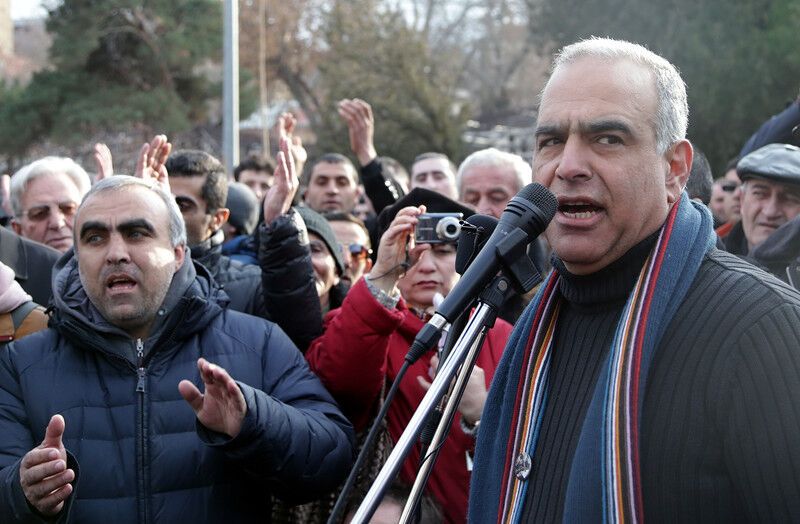 Вірменія: суперник Саргсяна заявив про свою перемогу 