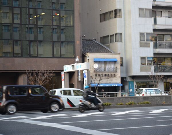 Будиночок в Кіото, затиснутий між двох хмарочосів.  Уж ні старий якудза в ньому живе, раз будівельні трести побоялися знести хатинку?