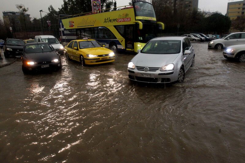 В Афинах сильнейшее за полвека наводнение. Видео