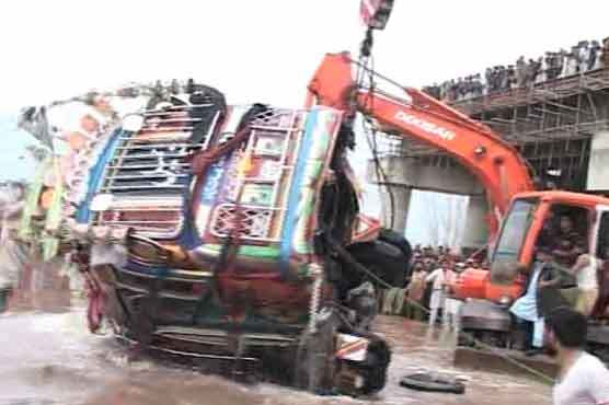 В аварії весільного автобуса в Пакистані загинули 20 людей