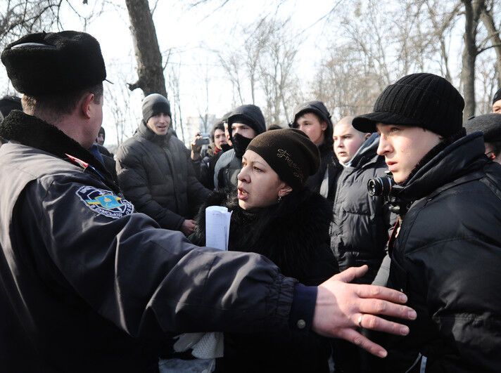 КПУ: в Охтирці нардепа-комуніста облили сльозогінним газом