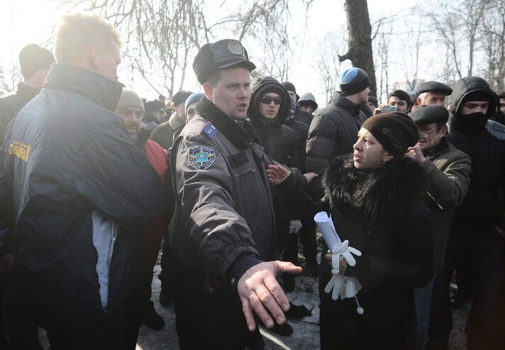 КПУ: в Ахтырке нардепа-коммуниста облили слезоточивым газом