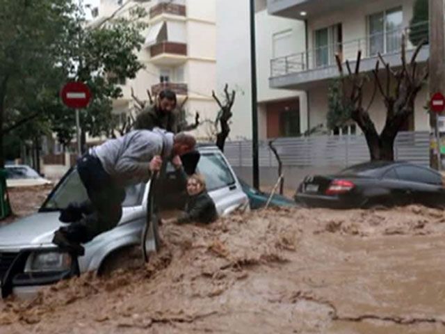 В Афинах сильнейшее за полвека наводнение
