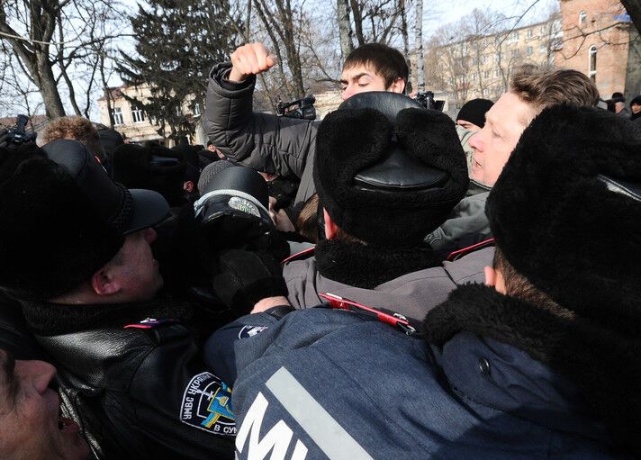 Міліція заявляє, що не била свободівців в Охтирці