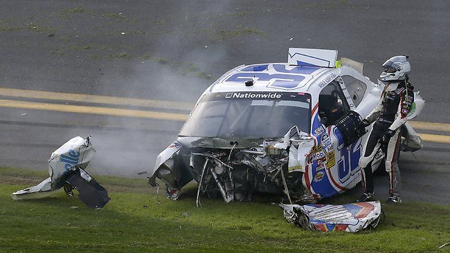 Растет число пострадавших в аварии на гонках в США