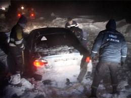 На Рівненщині зі снігового полону звільнили десять авто