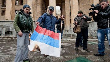 На акции протеста в Тбилиси сожгли российский флаг