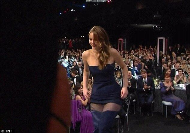 Дженнифер Лоуренс "пала ниц" на ступеньках Оскара. Фото. Видео