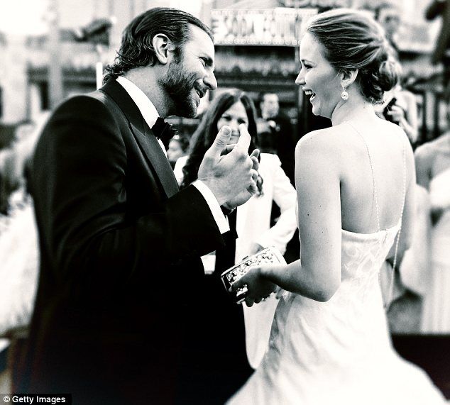 Дженнифер Лоуренс "пала ниц" на ступеньках Оскара. Фото. Видео