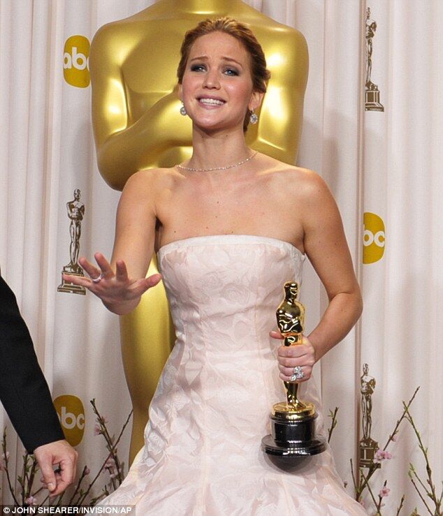 Дженнифер Лоуренс "пала ниц" на ступеньках Оскара. Фото. Видео