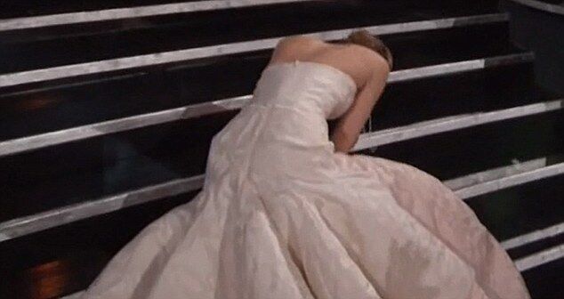 Дженнифер Лоуренс "пала ниц" на ступеньках Оскара. Фото. Видео