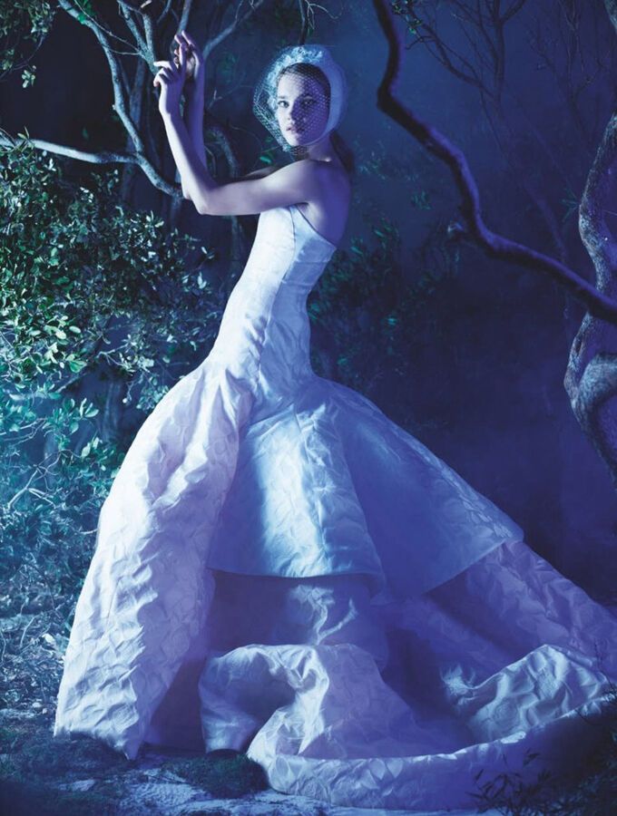 Водянова пошла ночью в лес вместе с Лагерфельдом. Фото