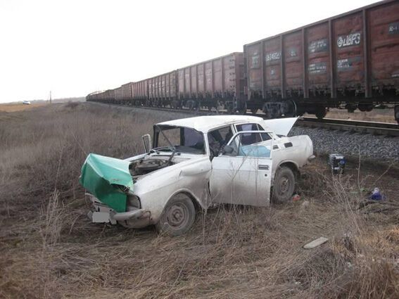 На Донеччині зіткнулися потяг і легковий автомобіль