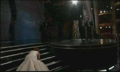 Дженнифер Лоуренс "пала ниц" на ступеньках Оскара. Фото. Видео