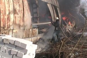 Под Харьковом горел завод по переработке семечек. Фото. Видео