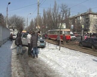 В Киеве трамвай переехал мужчину. Видео