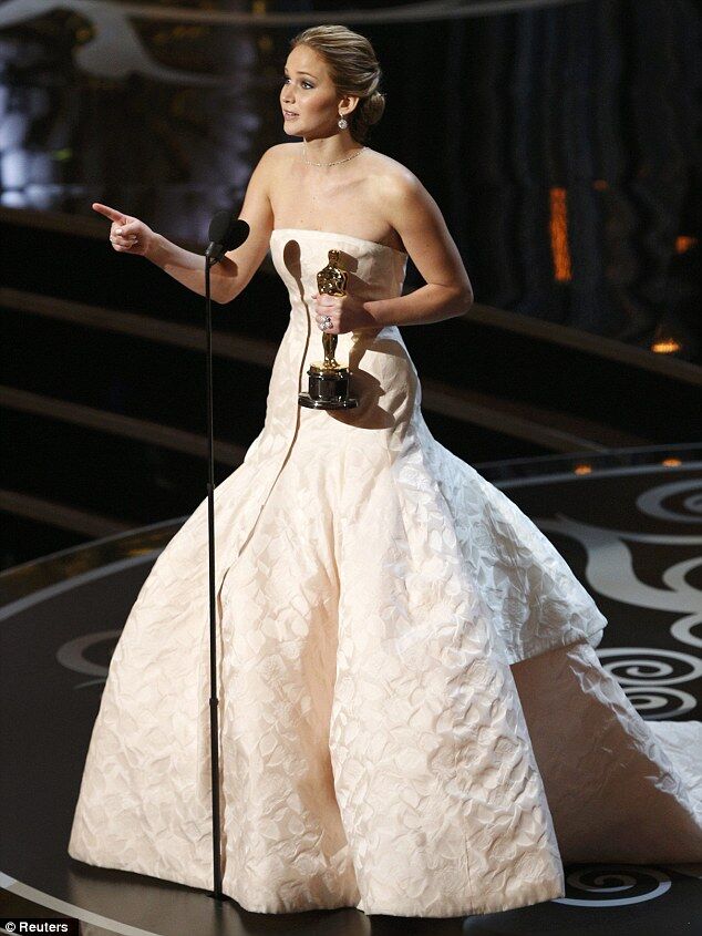 Дженнифер Лоуренс "пала ниц" на ступеньках Оскара. Фото. Видео