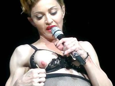 Мадонну хотят удалить из Instagram за откровенные снимки. Фото
