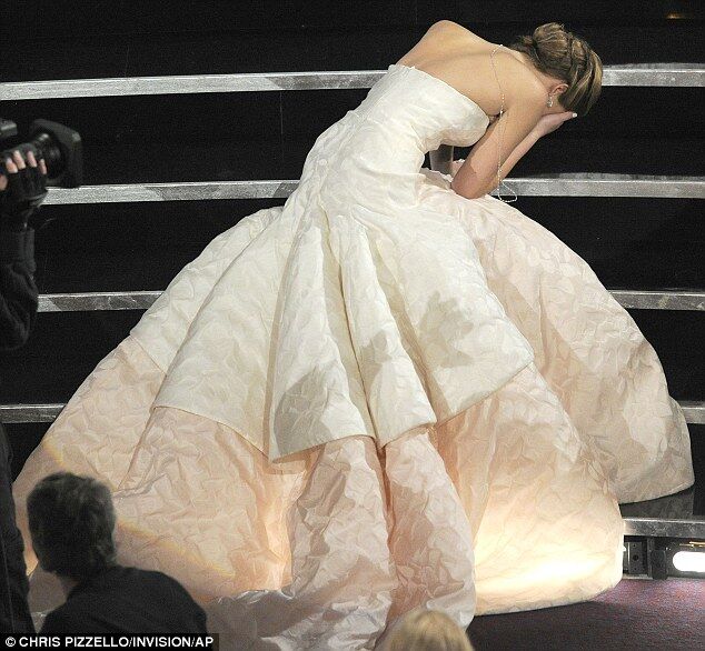 Дженнифер Лоуренс "пала ниц" на ступеньках Оскара. Фото. Видео