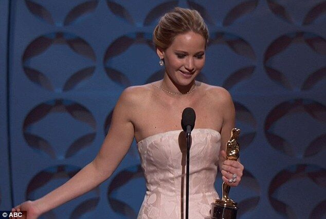 Дженнифер Лоуренс "пала ниц" на ступеньках Оскара. Фото. Видео