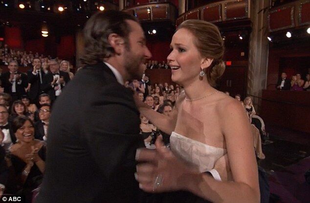 Дженнифер Лоуренс "пала ниц" на ступеньках Оскара. Фото. Видео