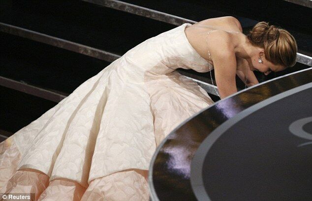 Дженнифер Лоуренс "пала ниц" на ступеньках Оскара. Фото. Видео