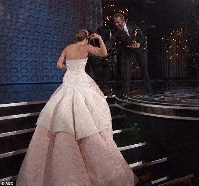 Дженнифер Лоуренс "пала ниц" на ступеньках Оскара. Фото. Видео