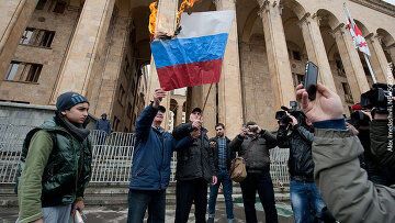 На акции протеста в Тбилиси сожгли российский флаг