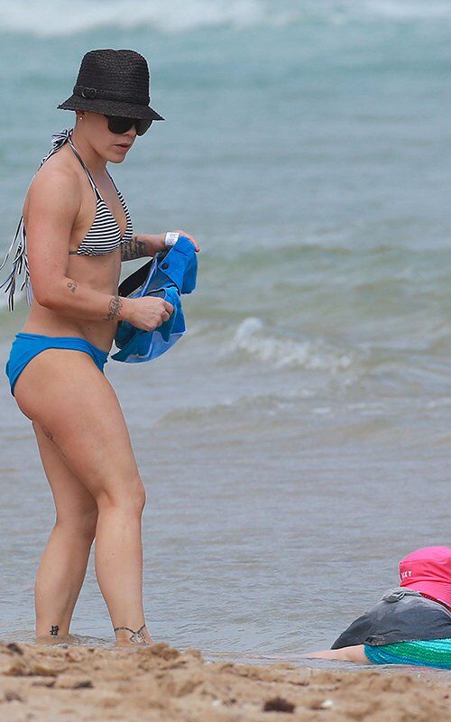 Пинк похвасталась мускулами на пляже. Фото