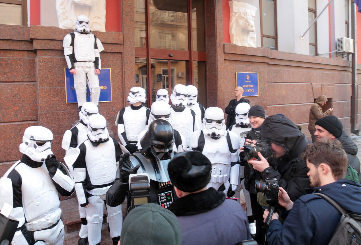 Дарт Вейдер с солдатами пришел на прием к Лавриновичу, 26 февраля 2013