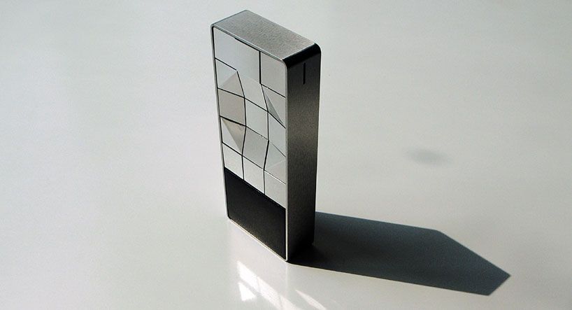 Создан первый мобильный телефон для незрячих. Фото