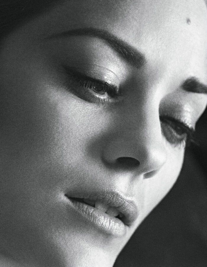 Еле прикрытые прелести Марион Котийяр