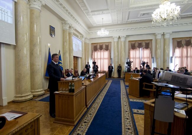 Янукович распорядился открыть горячую линию для детей