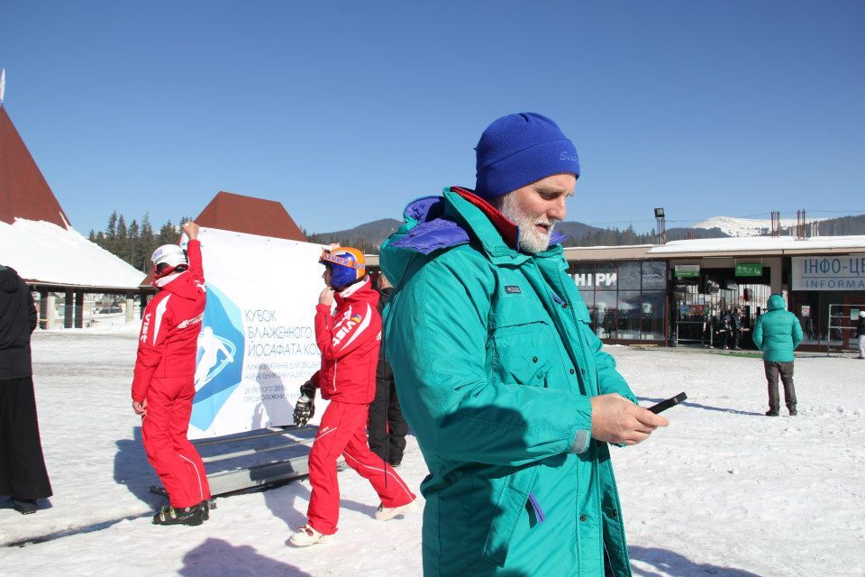 Священники УГКЦ соревнуются на лыжах. Фото